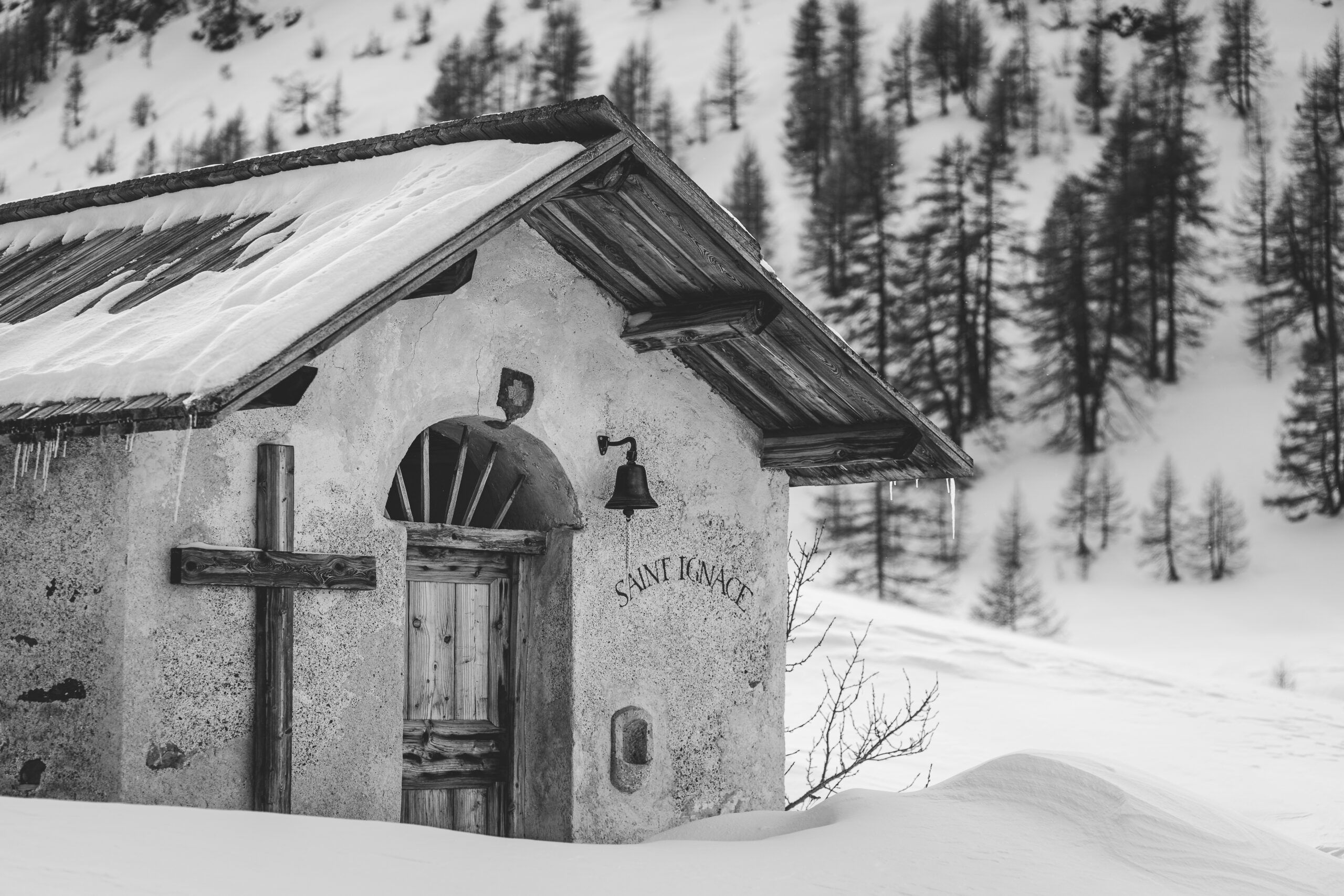 The Tour des Cerces ski tour passes through picturesque landscapes and historical places.