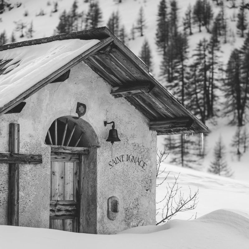 The Tour des Cerces ski tour passes through picturesque landscapes and historical places.