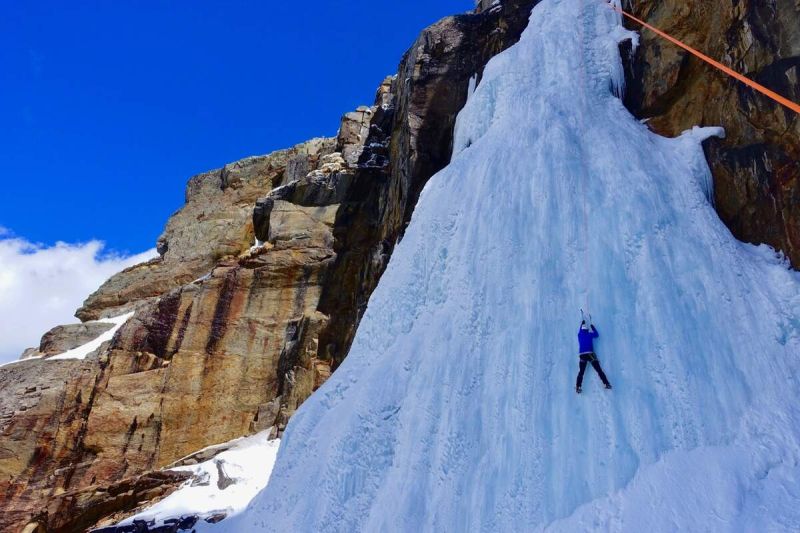 Ice climbing training on the winter mountaineering course L3