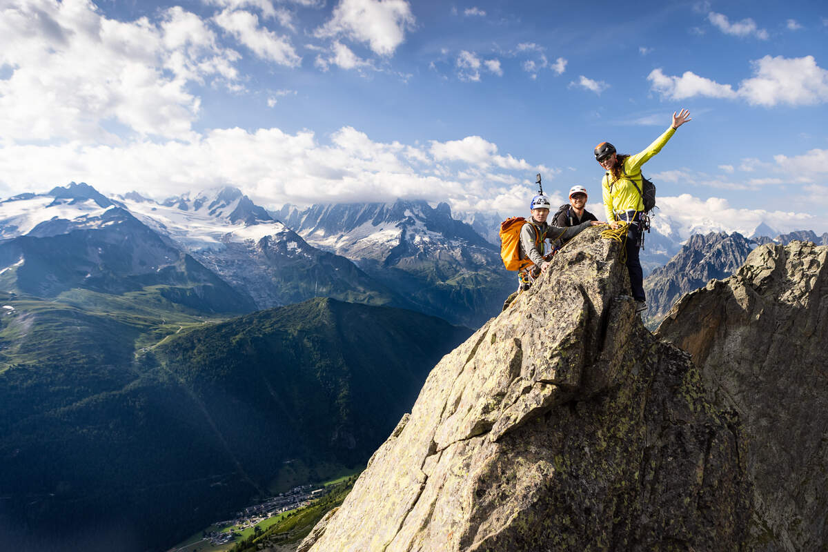 Traversée des Perrons Chamonix avec guides UIAGM sur arête aérienne